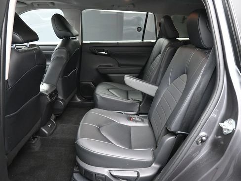 Used 2025 Toyota Highlander XLE AWD/4WD image 22