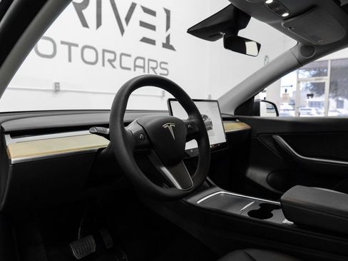 Used 2022 Tesla Model Y Long Range image 3