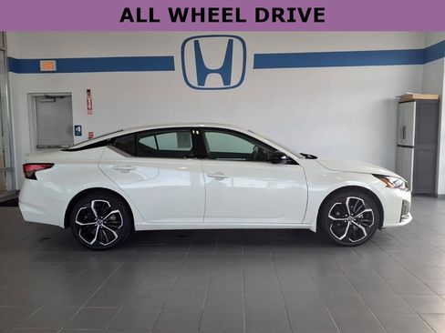 Used 2023 Nissan Altima 2.5 SR w/ SR Premium Package image 4