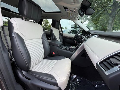 Used 2025 Land Rover Discovery Metropolitan Edition AWD/4WD image 14