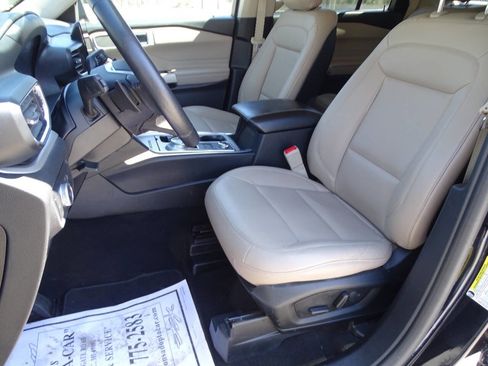 Used 2020 Ford Explorer XLT w/ Equipment Group 202A image 2