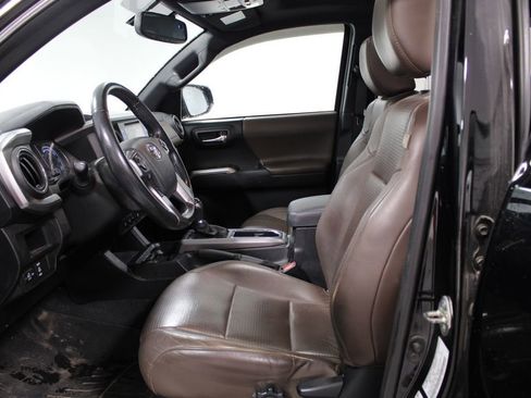 Used 2016 Toyota Tacoma Limited image 18