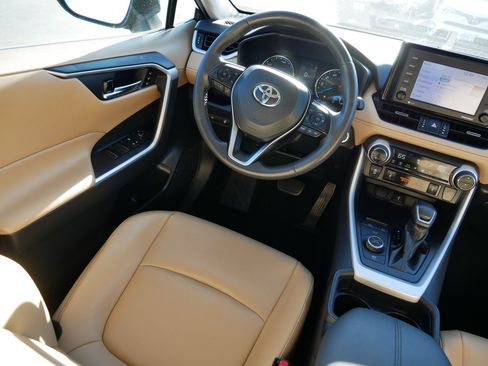 Used 2021 Toyota RAV4 XLE Premium image 9