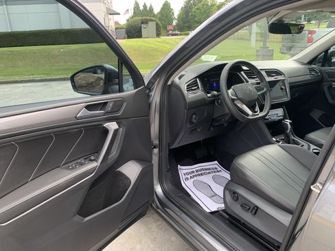 Used 2023 Volkswagen Tiguan SE w/ Panoramic Sunroof Package FWD image 6