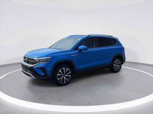 Certified 2023 Volkswagen Taos SE w/ Panoramic Sunroof Package AWD/4WD image 4