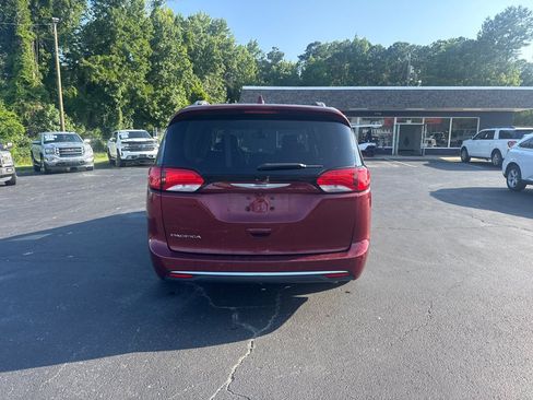 Used 2019 Chrysler Pacifica Touring-L FWD image 4