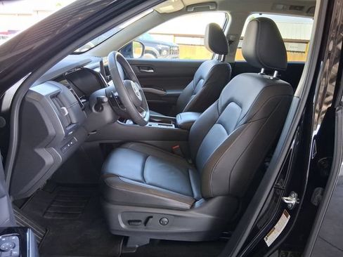 Used 2025 Nissan Pathfinder SL FWD image 18