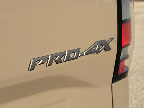 Used 2022 Nissan Frontier PRO-4X w/ Pro-4X Premium Package AWD/4WD image 11