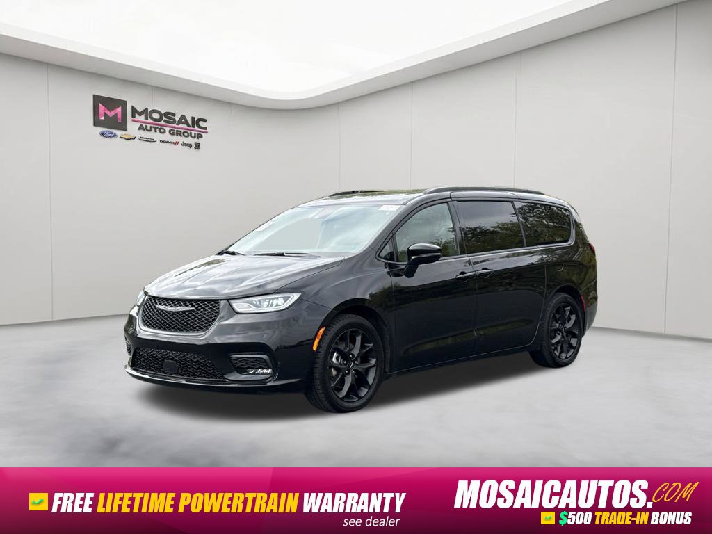 Used 2025 Chrysler Pacifica Limited FWD image 3