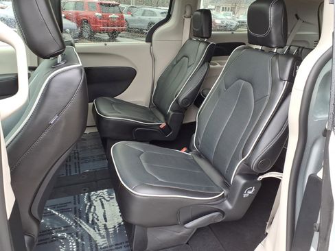 Used 2024 Chrysler Pacifica Limited image 8