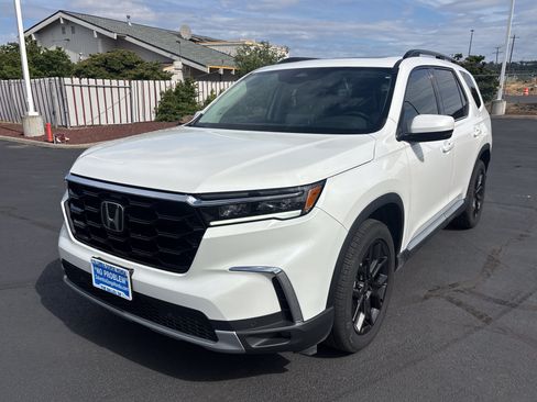 Certified 2025 Honda Pilot Touring image 1