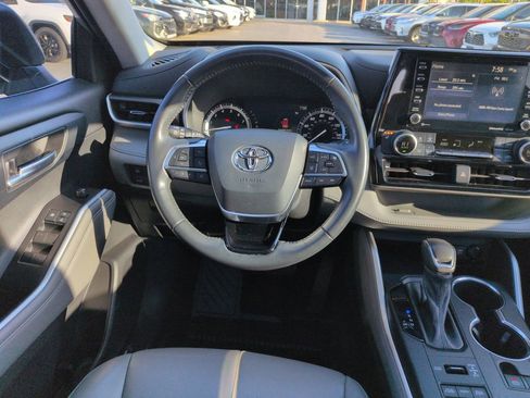 Used 2021 Toyota Highlander XLE AWD/4WD image 13