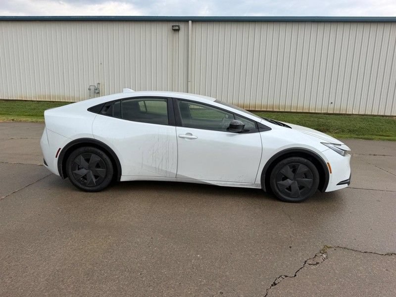 Used 2025 Toyota Prius LE FWD image 2