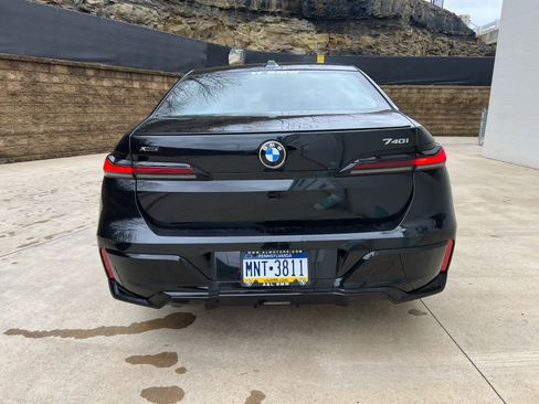Used 2025 BMW 740i xDrive w/ Premium Package image 4