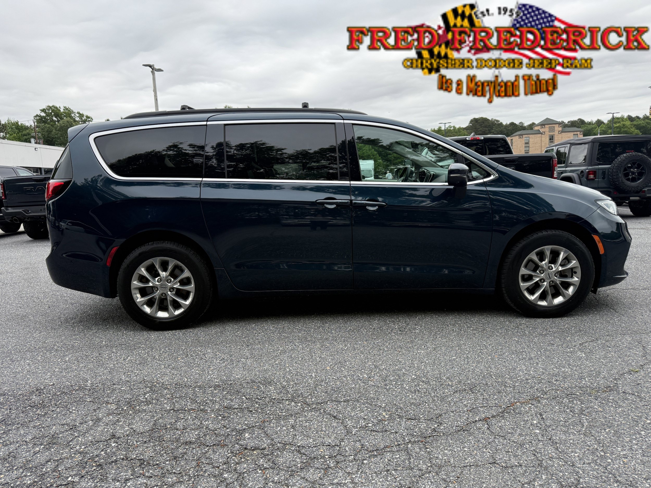 Used 2023 Chrysler Pacifica Touring-L AWD/4WD image 9