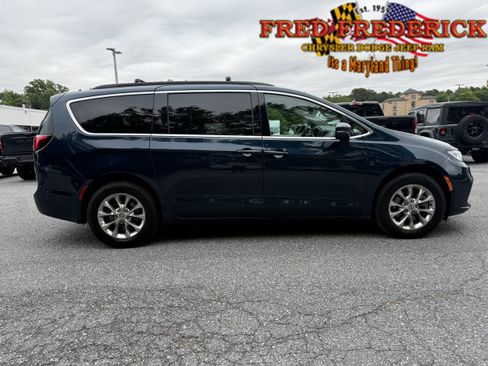 Used 2023 Chrysler Pacifica Touring-L AWD/4WD image 9