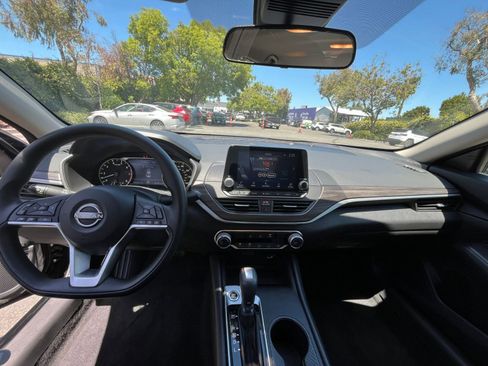 Used 2025 Nissan Altima 2.5 SV FWD image 32