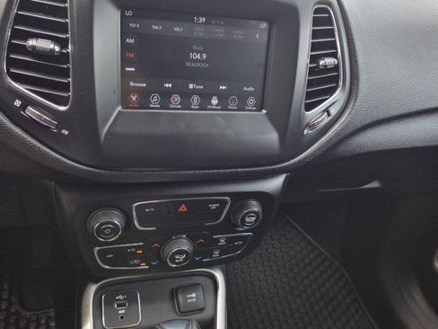 Used 2020 Jeep Compass Latitude w/ Cold Weather Group FWD image 8