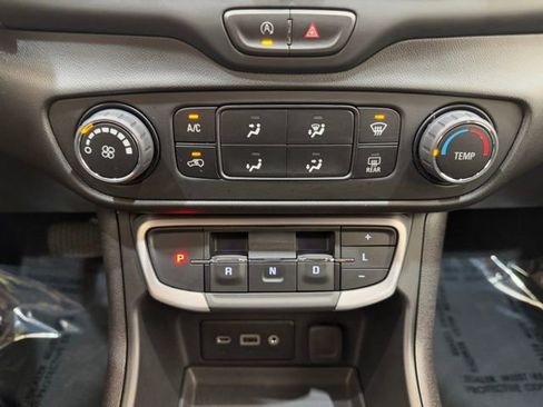 Used 2024 GMC Terrain SLE image 33