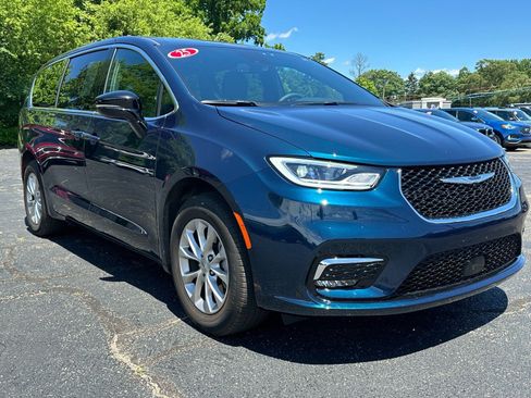 Used 2025 Chrysler Pacifica Select AWD/4WD image 1