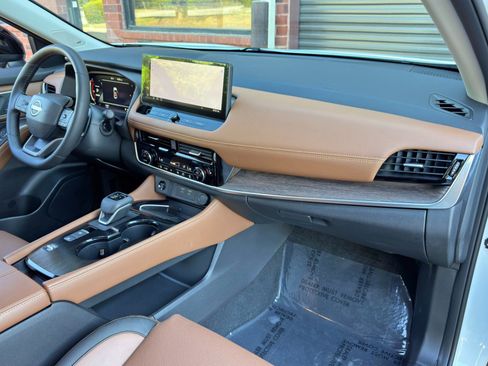 Used 2025 Nissan Rogue Platinum FWD image 14