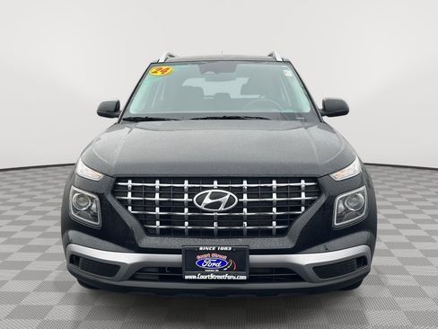 Used 2024 Hyundai Venue SEL image 2