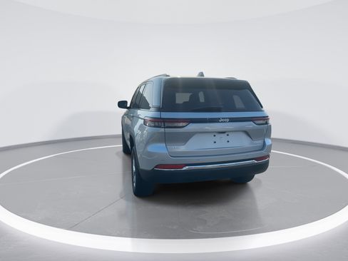 Used 2025 Jeep Grand Cherokee Laredo X image 8