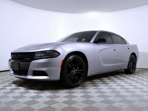 Used 2018 Dodge Charger SXT w/ Blacktop Package RWD image 2