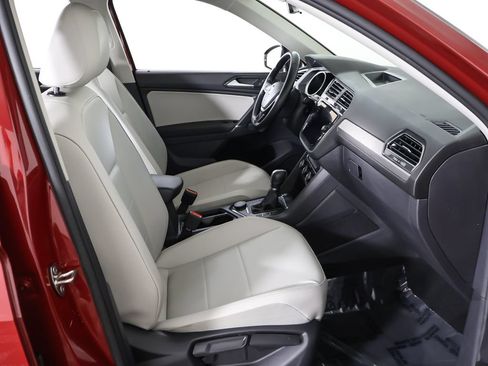 Used 2018 Volkswagen Tiguan SE AWD/4WD image 30