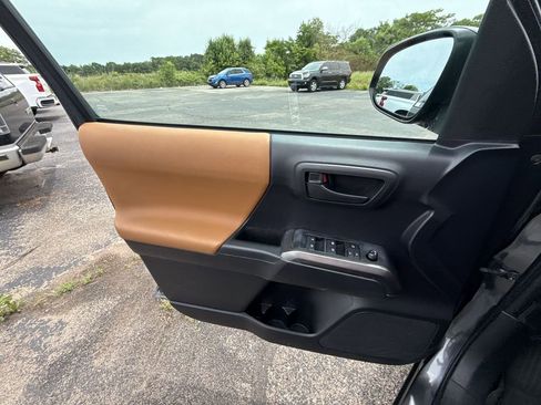 Used 2020 Toyota Tacoma SR5 RWD image 29