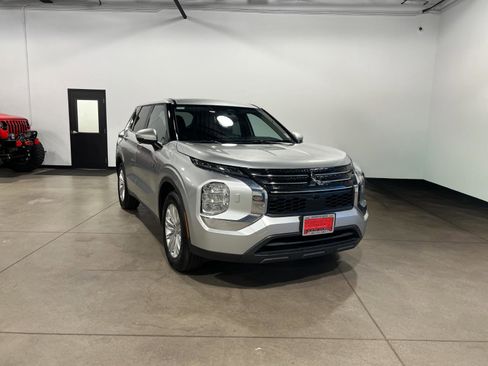 Used 2025 Mitsubishi Outlander ES AWD/4WD image 1