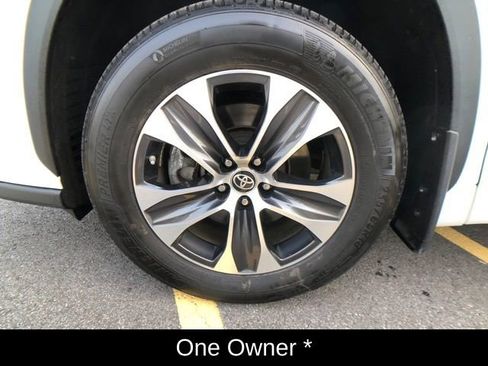 Used 2023 Toyota Highlander XLE image 9