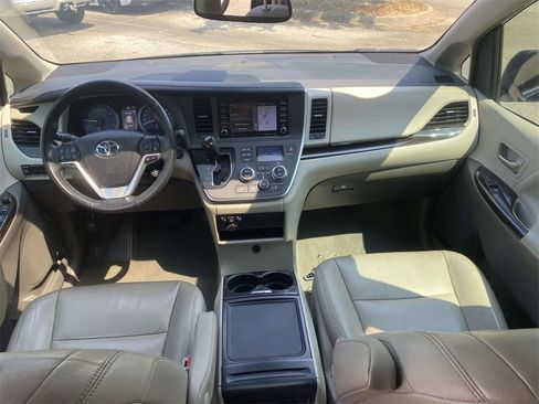 Used 2020 Toyota Sienna XLE image 11