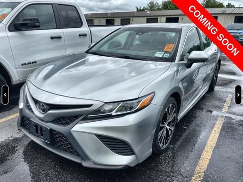 Used 2018 Toyota Camry SE w/ Moonroof Package FWD image 1