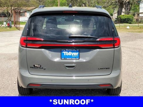 Used 2025 Chrysler Pacifica Limited FWD image 6