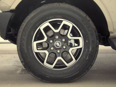 Used 2025 Ford Bronco Outer Banks image 9