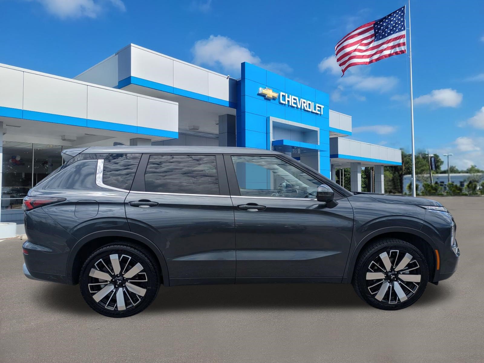 Used 2025 Mitsubishi Outlander SE FWD image 2