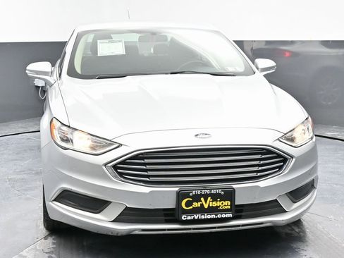 Used 2017 Ford Fusion SE w/ Fusion SE Technology Package image 4