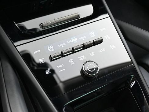 Certified 2025 Porsche Cayenne Turbo AWD/4WD image 22