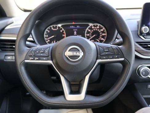 Used 2024 Nissan Altima 2.5 SV FWD image 9