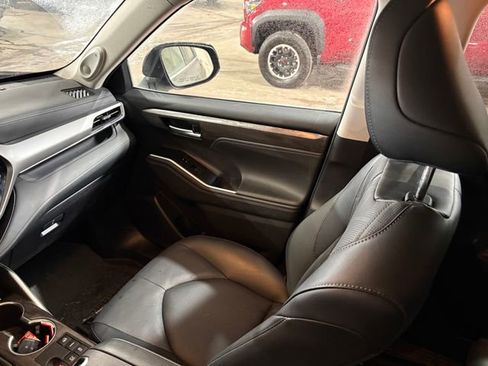 Used 2024 Toyota Highlander Platinum image 30