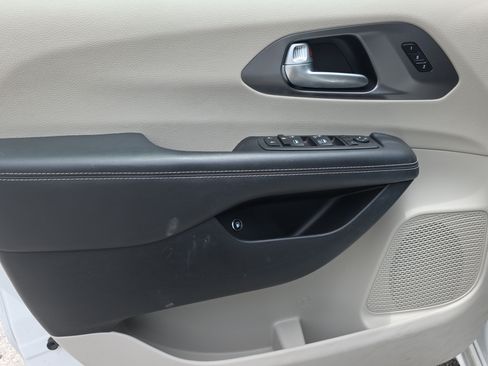 Used 2024 Chrysler Pacifica Limited FWD image 20