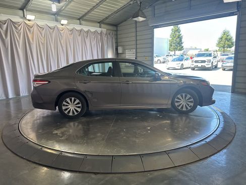 Used 2018 Toyota Camry LE FWD image 3