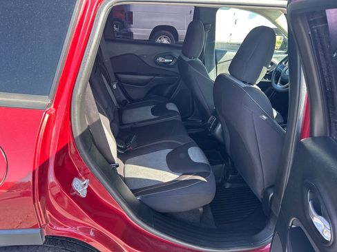 Used 2016 Jeep Cherokee Sport FWD image 12