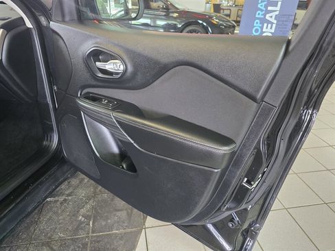 Used 2016 Jeep Cherokee Sport image 15