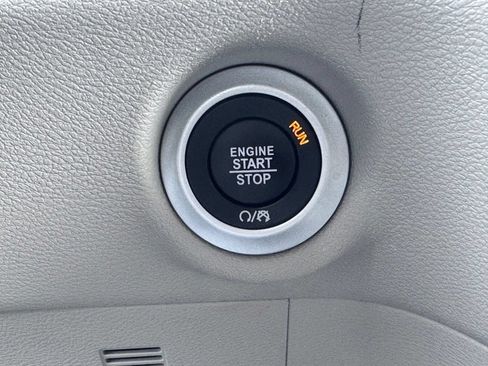 Used 2023 Chrysler Pacifica Touring-L FWD image 6