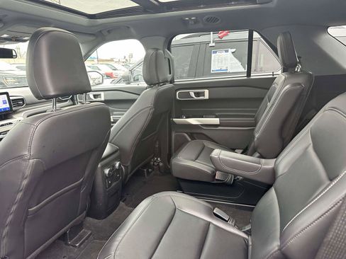 Used 2022 Ford Explorer XLT w/ Equipment Group 202A image 9