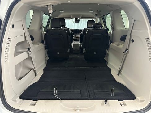 Used 2024 Chrysler Pacifica Touring-L FWD image 22