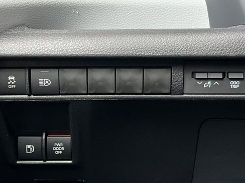 New 2026 Toyota Sienna LE FWD image 31