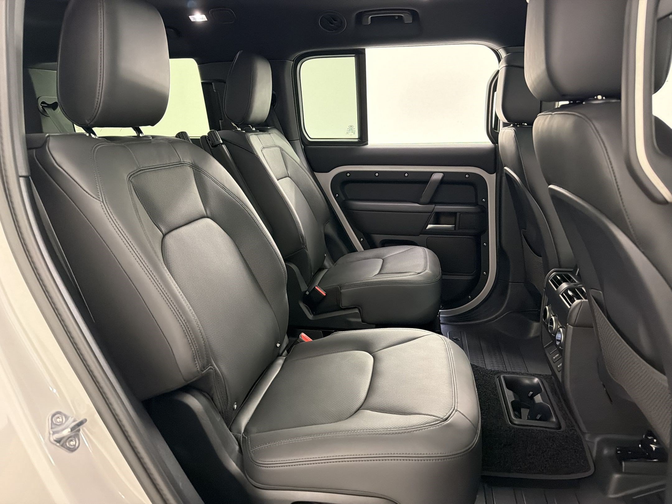 New 2026 Land Rover Defender 130 X-Dynamic SE AWD/4WD image 31
